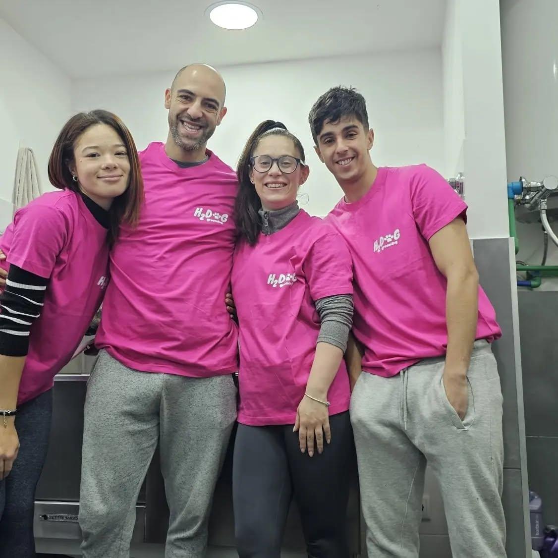 Su, Daniel, Bê e Pedro abraçados e a sorrir, com as t-shirts rosa da H2Dog